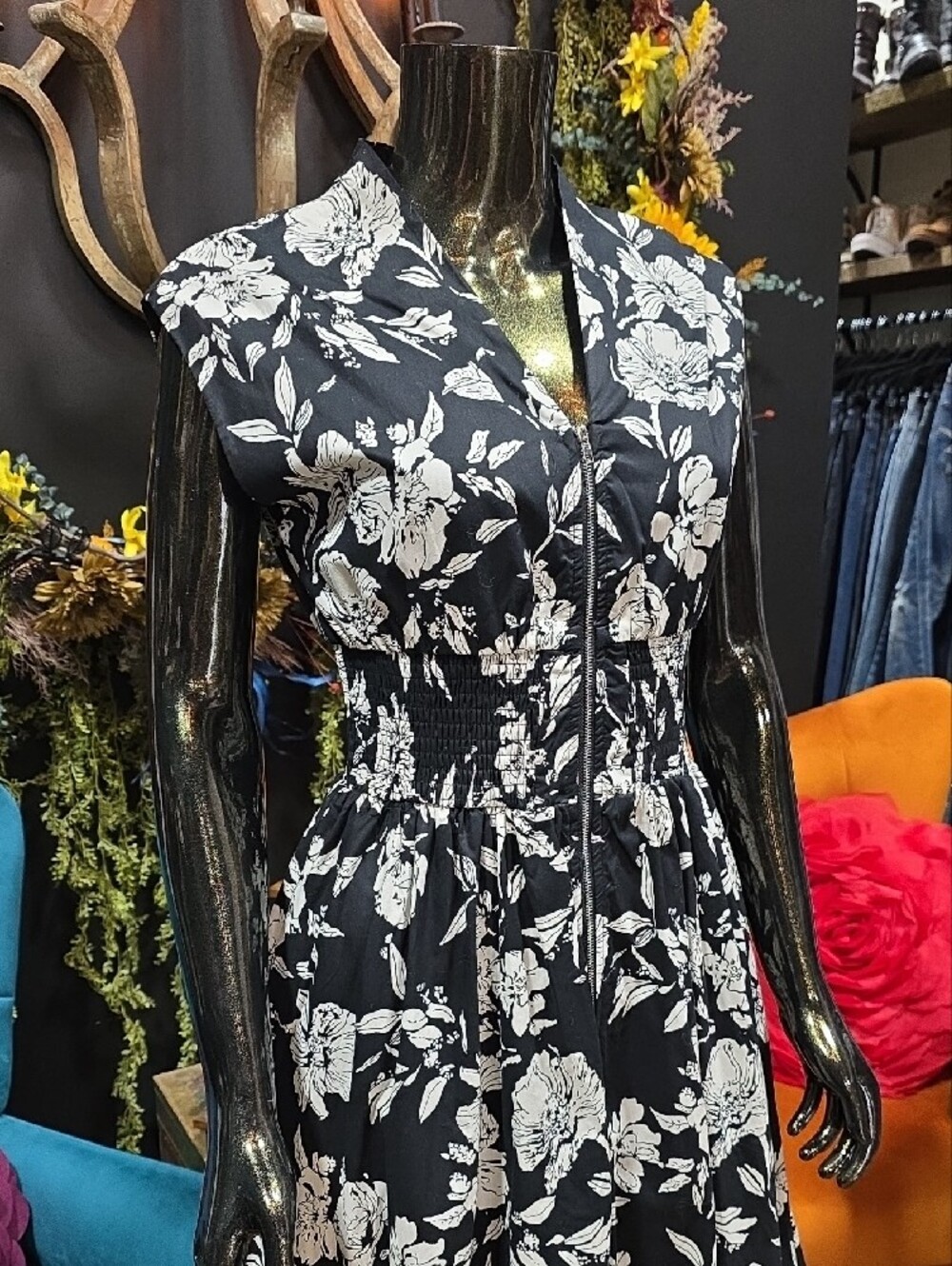 She + Sky Black and White Floral Zip-Front Midi Dress w/ Pockets - Picture 4 of 12